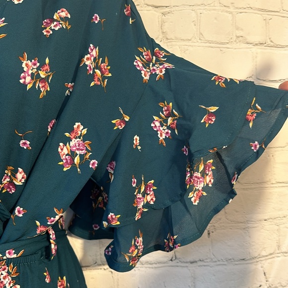 She + Sky pretty flutter sleeve faux wrap dress - Picture 4 of 10